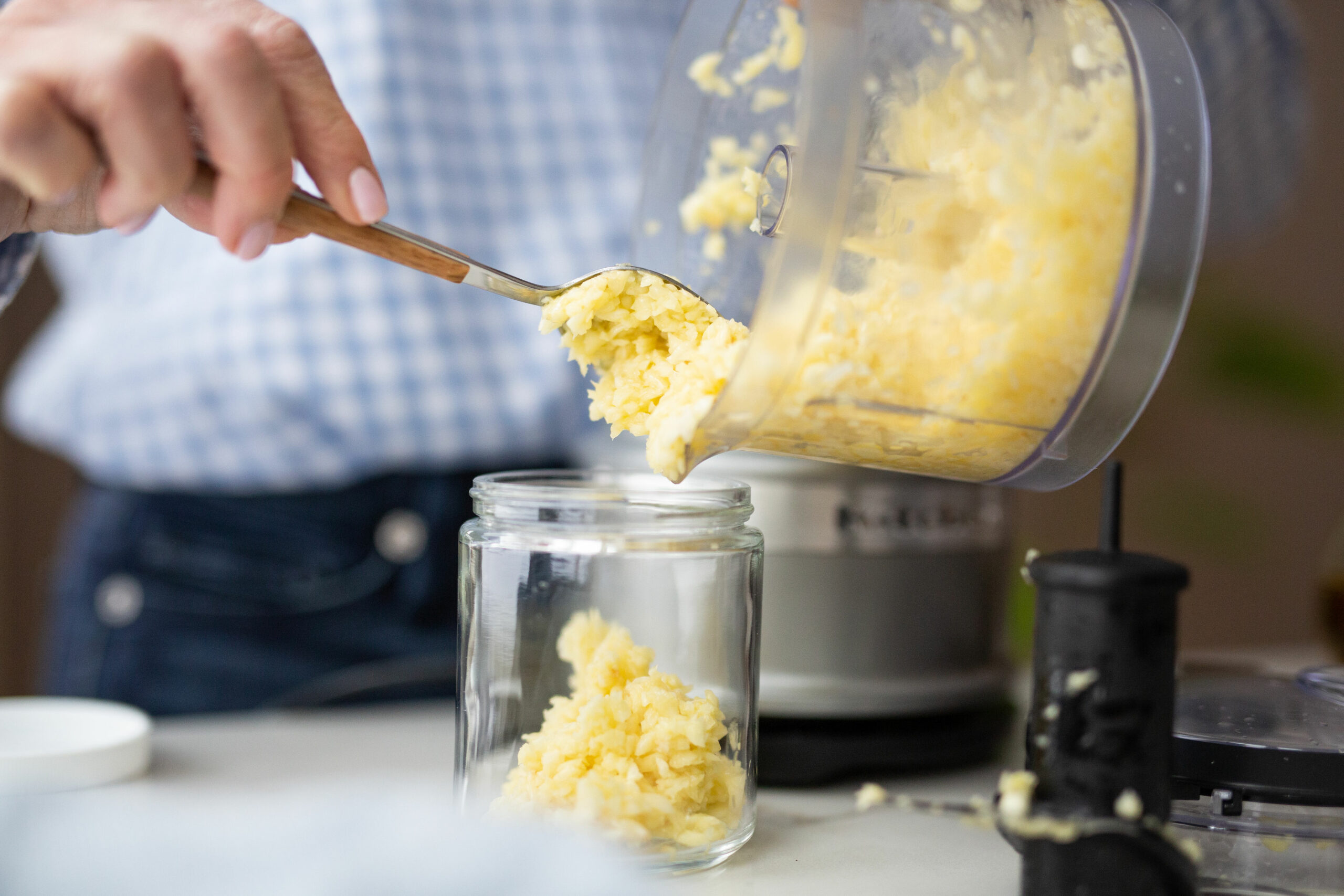 Mincing garlic
